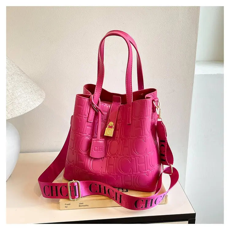 Neue Damen-Umhängetasche mit auffälligem Buchstabenmuster & Farbkontrast, geräumige, breite, gepolsterte Schultertasche, lässig-chic