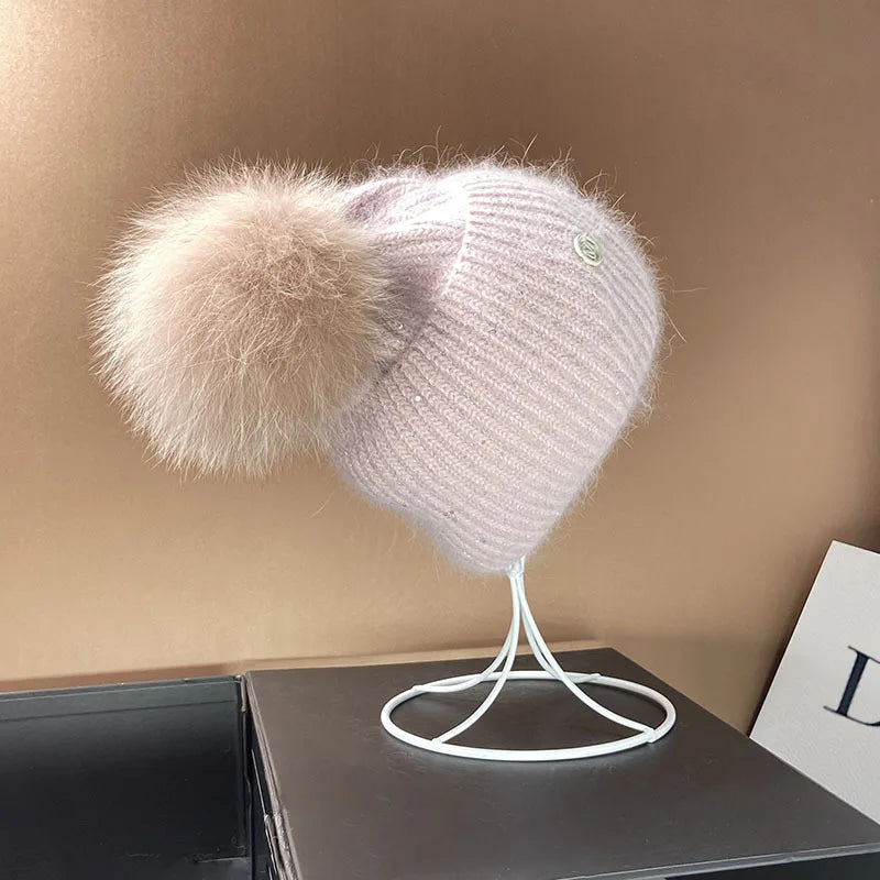 Wintermütze mit Fuchs-Bommel und Hasenstrickmuster mit M-Buchstabe