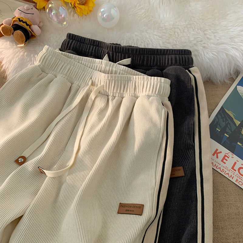 Herren Cordhose mit weitem Bein und elastischem Bund, leger