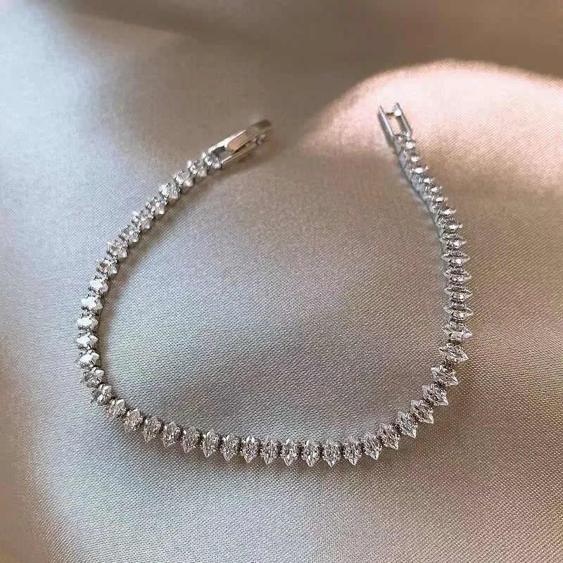 Luxuriöse römische Kristall-Armbänder mit geometrischer Kette für Damen, trendige Goth-Armbänder mit vollem Strassstein und Marquise-Charm, Hochzeitsgeschenk