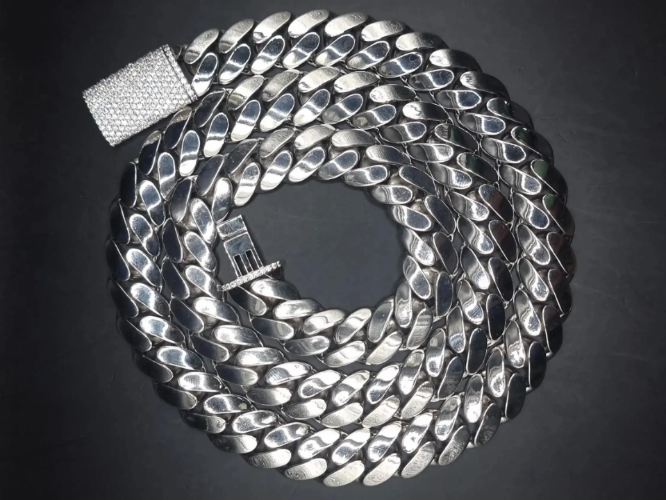 VVS Moissanite Miami Cuban Link Chain - Close-up link detail