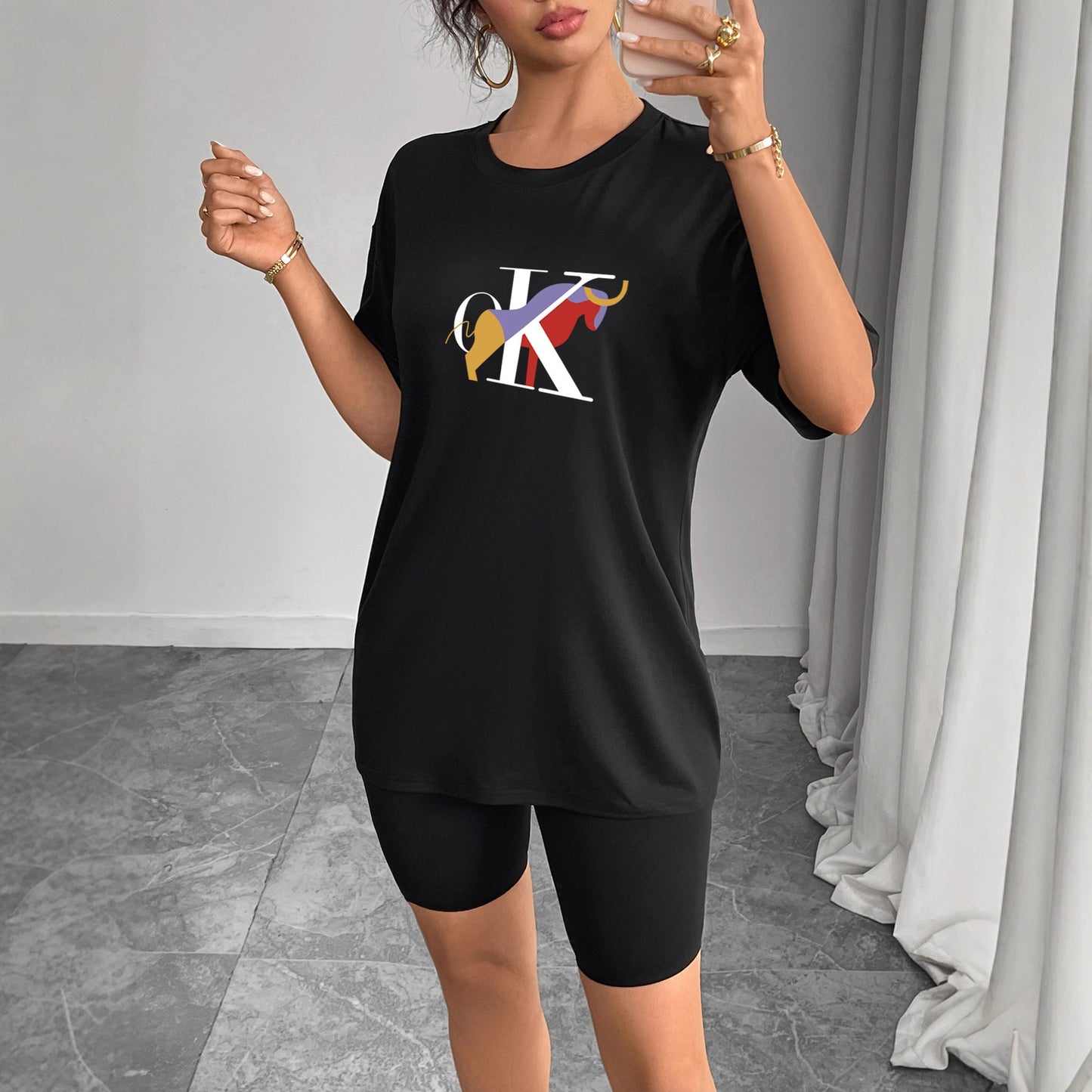 Round neck short sleeved minimalist design