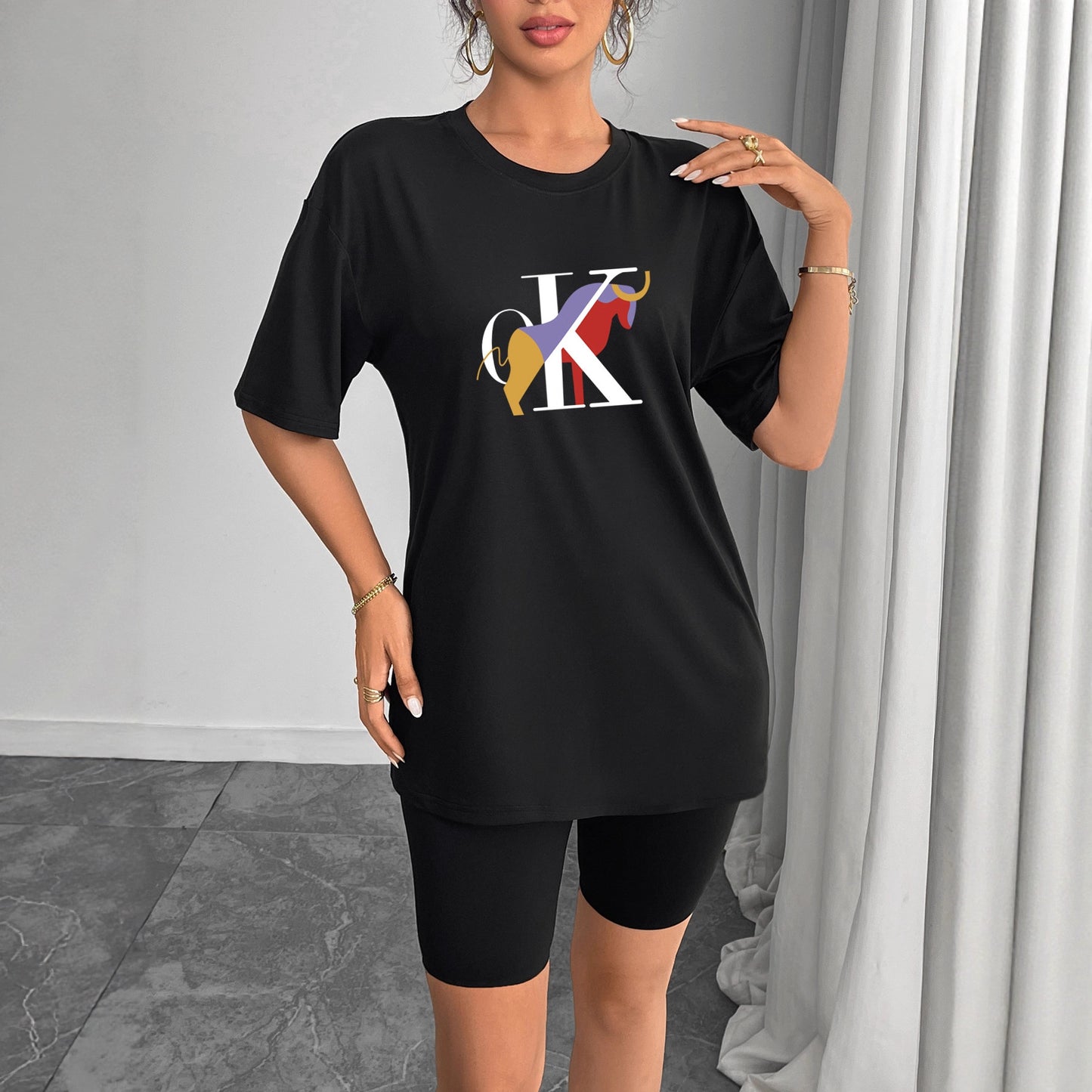 Round neck short sleeved minimalist design