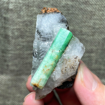 Natürliches Smaragd-Mineralienexemplar + heilende Quarzkristalle und Steine, Felsen, Edelstein