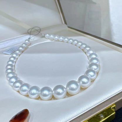 Pearl necklace in a jewelry box