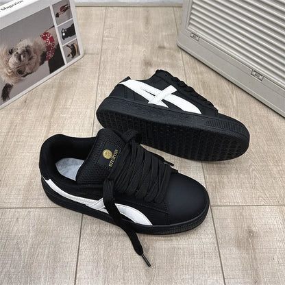 Retro Hong Kong Style Black Bread Shoes Unisex Freizeit-Sportschuhe Frühling Herbst Neues Modell Studenten Vielseitige Plateau-Sohle