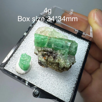 Natürliches Smaragd-Mineralienexemplar + heilende Quarzkristalle und Steine, Felsen, Edelstein