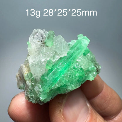 Natürliches Smaragd-Mineralienexemplar + heilende Quarzkristalle und Steine, Felsen, Edelstein