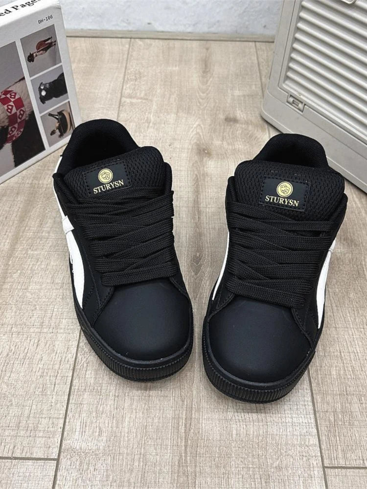 Retro Hong Kong Style Black Bread Shoes Unisex Freizeit-Sportschuhe Frühling Herbst Neues Modell Studenten Vielseitige Plateau-Sohle