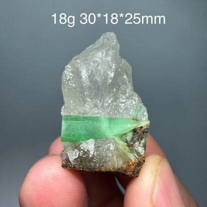 Natürliches Smaragd-Mineralienexemplar + heilende Quarzkristalle und Steine, Felsen, Edelstein
