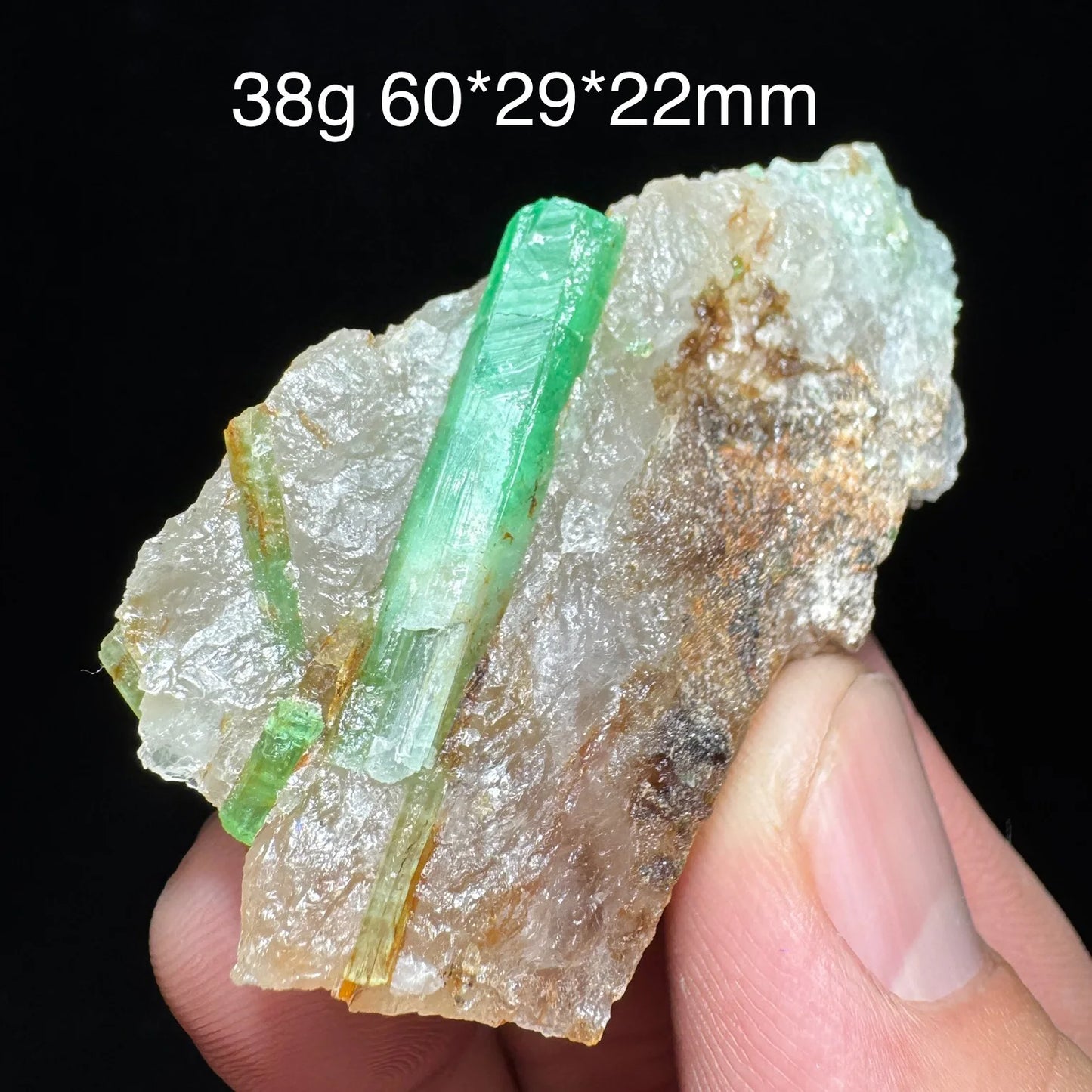 Natürliches Smaragd-Mineralienexemplar + heilende Quarzkristalle und Steine, Felsen, Edelstein