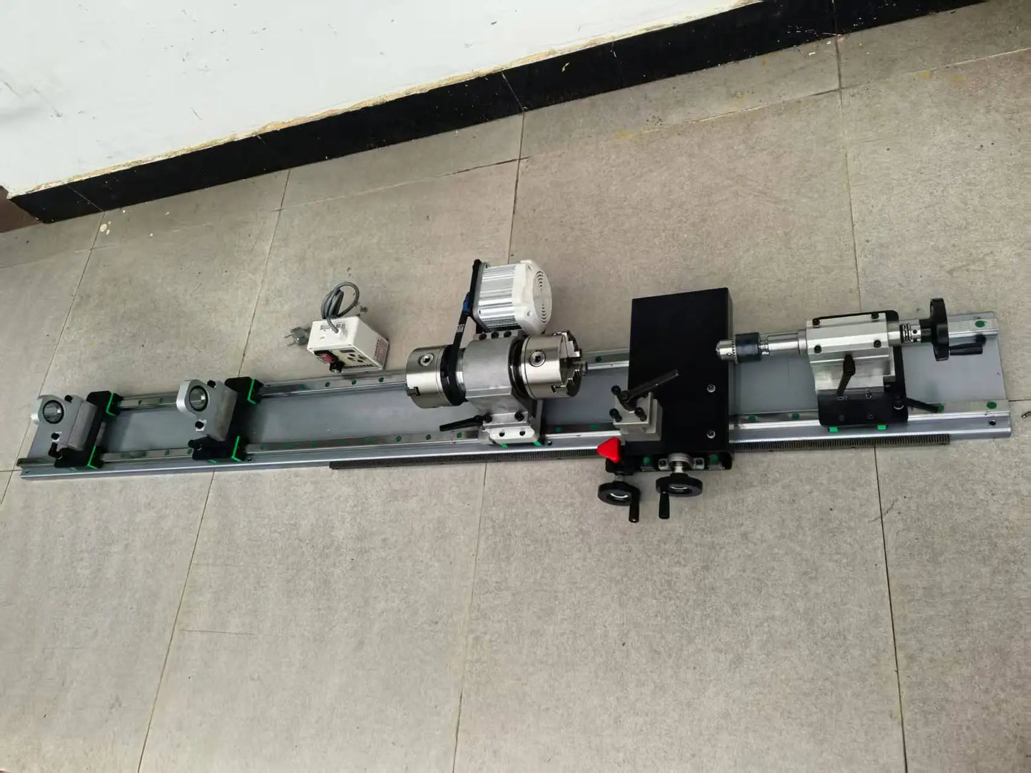 Unterhaltung im Freien Horizontale Holzdrehmaschine mit variabler Geschwindigkeit zur Reparatur von Billardqueues für Snooker-Billard-Queues Reparatur-Drehmaschine