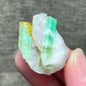 Natürliches Smaragd-Mineralienexemplar + heilende Quarzkristalle und Steine, Felsen, Edelstein