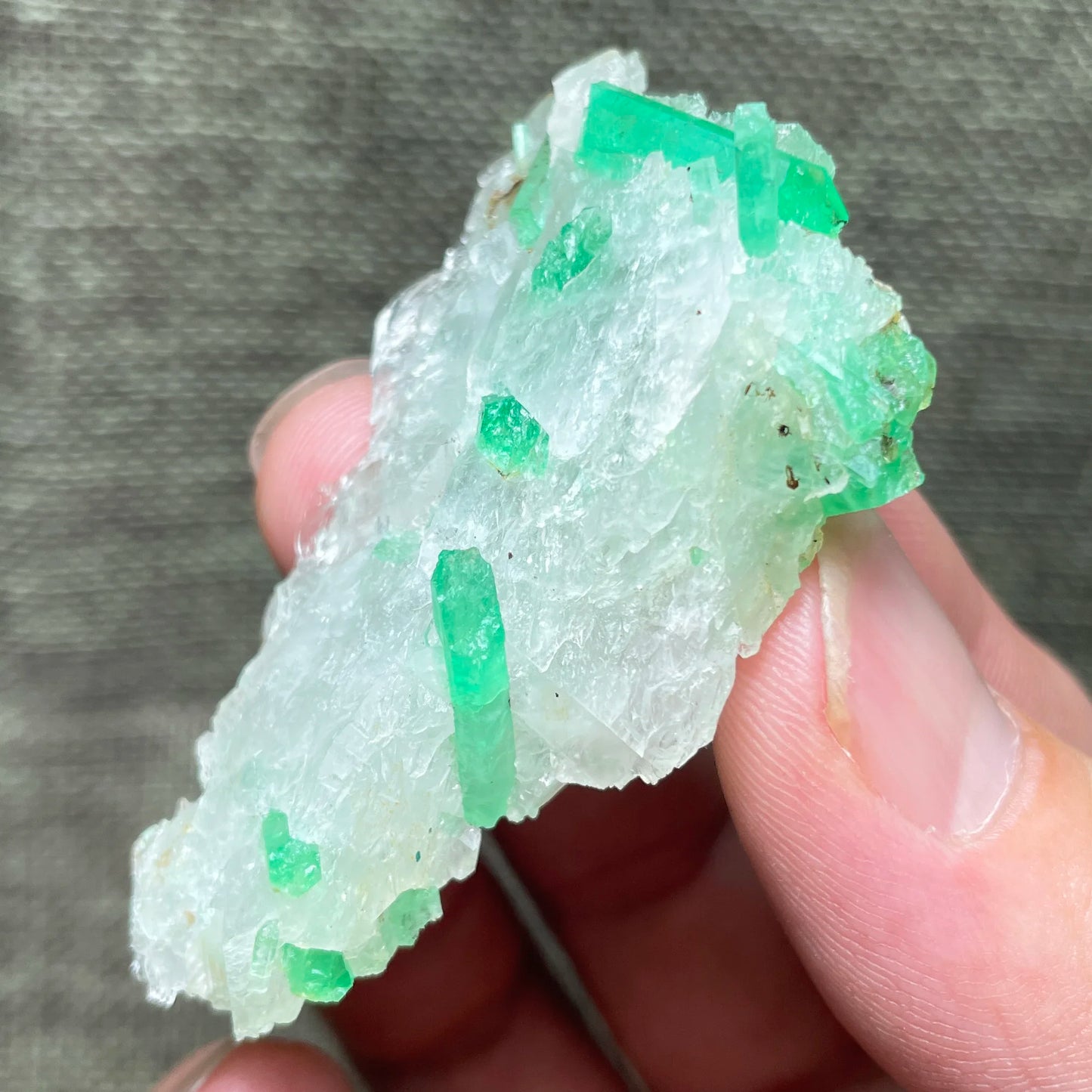 Natürliches Smaragd-Mineralienexemplar + heilende Quarzkristalle und Steine, Felsen, Edelstein