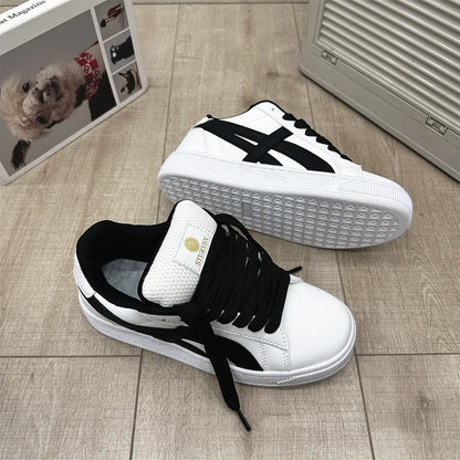 Retro Hong Kong Style Black Bread Shoes Unisex Freizeit-Sportschuhe Frühling Herbst Neues Modell Studenten Vielseitige Plateau-Sohle