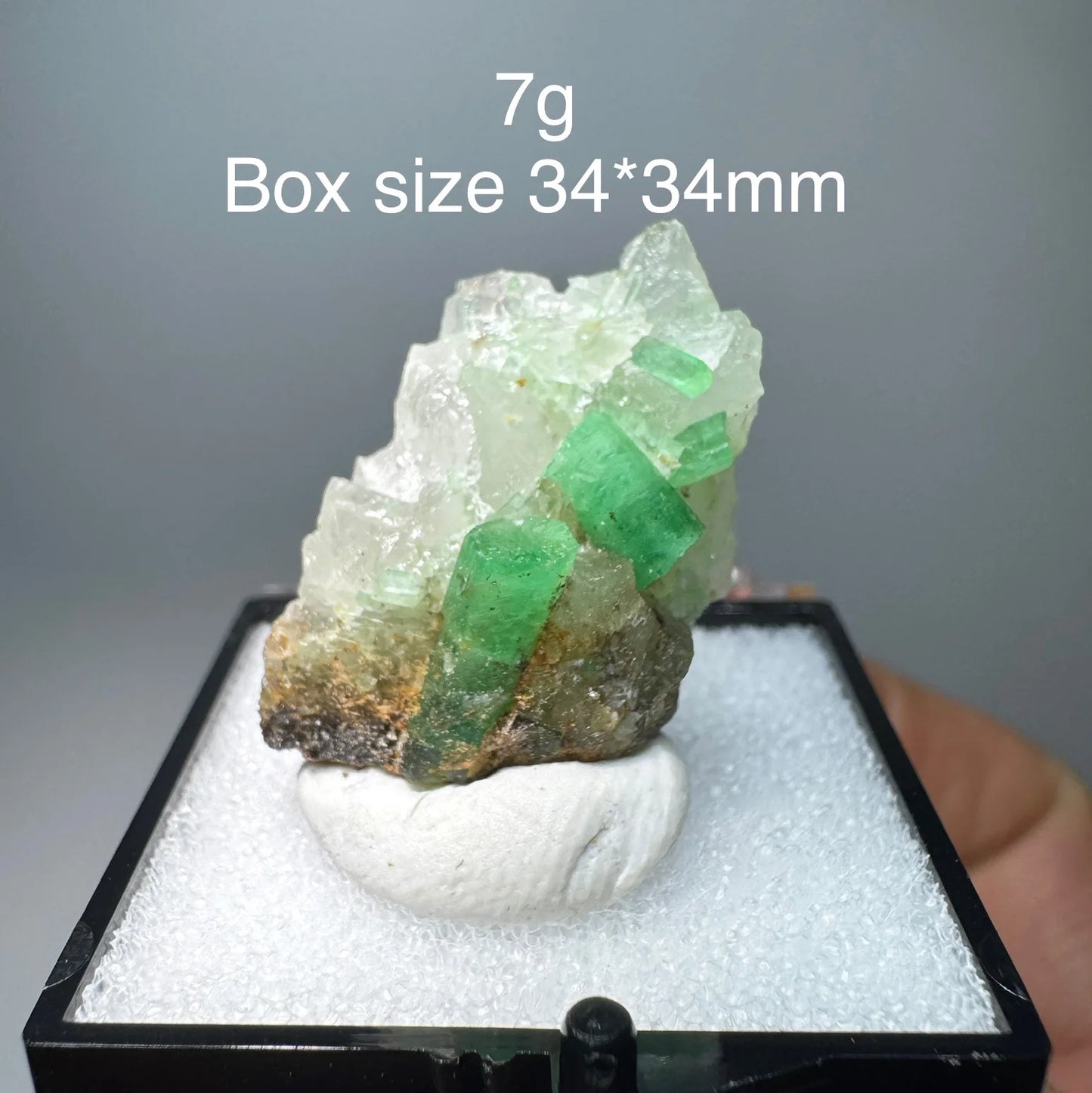 Natürliches Smaragd-Mineralienexemplar + heilende Quarzkristalle und Steine, Felsen, Edelstein