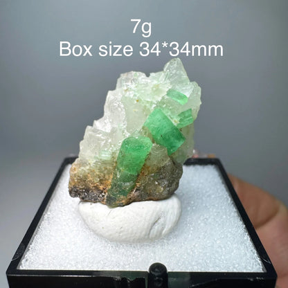 Natürliches Smaragd-Mineralienexemplar + heilende Quarzkristalle und Steine, Felsen, Edelstein