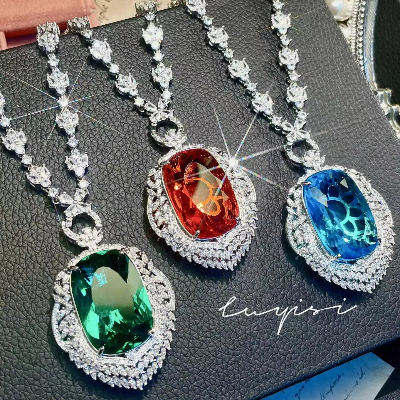 New high-end aquamarine pendant light luxury full of diamonds heavy industry design Fanta color treasure emerald pendant necklac