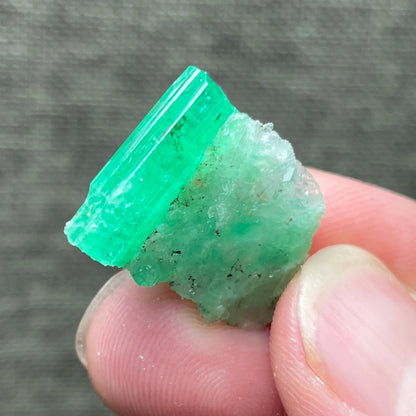 Natürliches Smaragd-Mineralienexemplar + heilende Quarzkristalle und Steine, Felsen, Edelstein