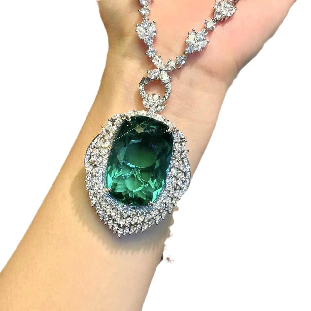 New high-end aquamarine pendant light luxury full of diamonds heavy industry design Fanta color treasure emerald pendant necklac