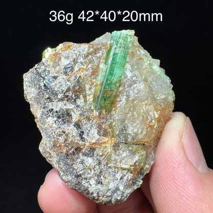 Natürliches Smaragd-Mineralienexemplar + heilende Quarzkristalle und Steine, Felsen, Edelstein
