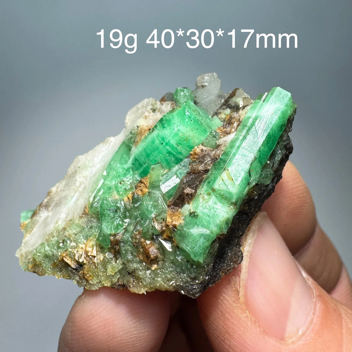 Natürliches Smaragd-Mineralienexemplar + heilende Quarzkristalle und Steine, Felsen, Edelstein