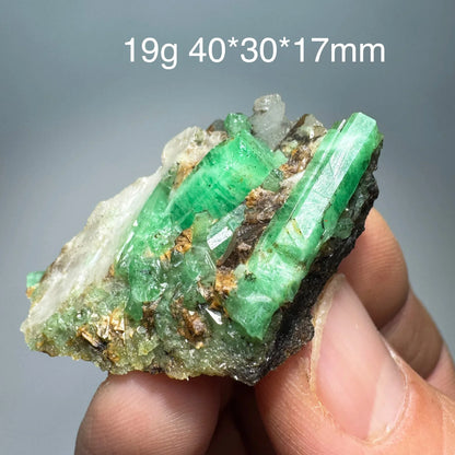 Natürliches Smaragd-Mineralienexemplar + heilende Quarzkristalle und Steine, Felsen, Edelstein