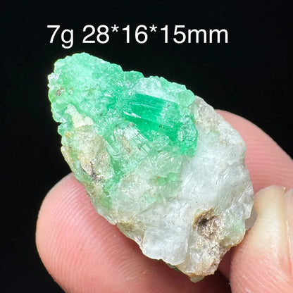 Natürliches Smaragd-Mineralienexemplar + heilende Quarzkristalle und Steine, Felsen, Edelstein