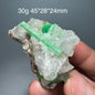 Natürliches Smaragd-Mineralienexemplar + heilende Quarzkristalle und Steine, Felsen, Edelstein