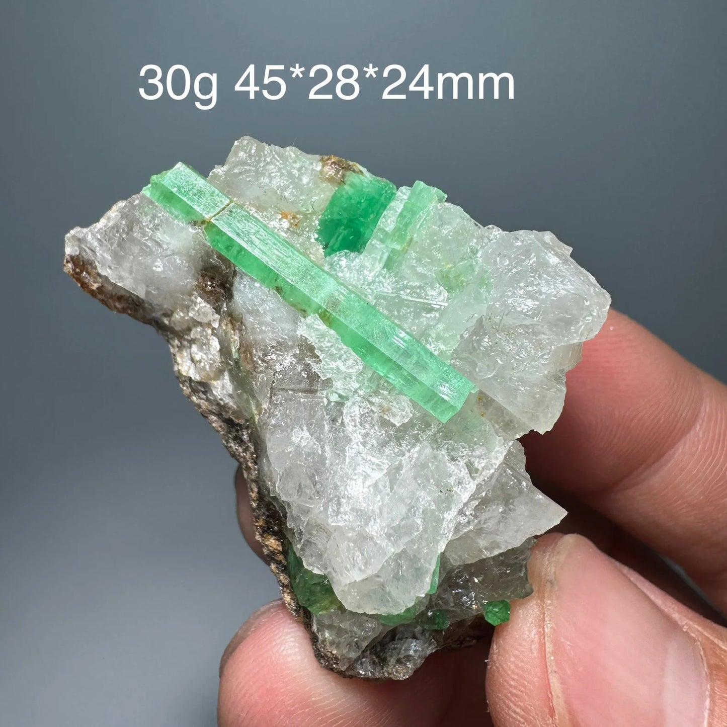 Natürliches Smaragd-Mineralienexemplar + heilende Quarzkristalle und Steine, Felsen, Edelstein