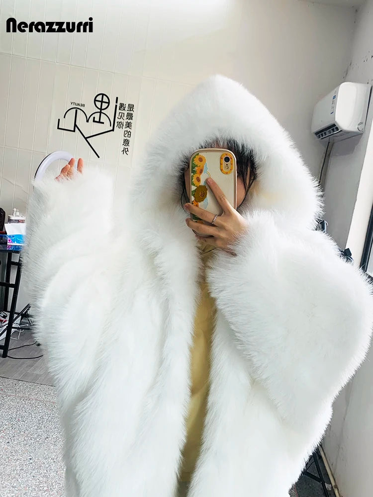 Nerazzurri Herbst Winter Oversized Weiß Schwarz Warmer Zotteliger Kunstpelzmantel Damen mit Kapuze Locker Lässig Flauschige Jacke 2023