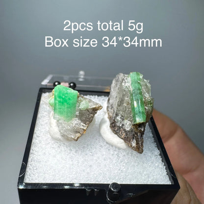 Natürliches Smaragd-Mineralienexemplar + heilende Quarzkristalle und Steine, Felsen, Edelstein
