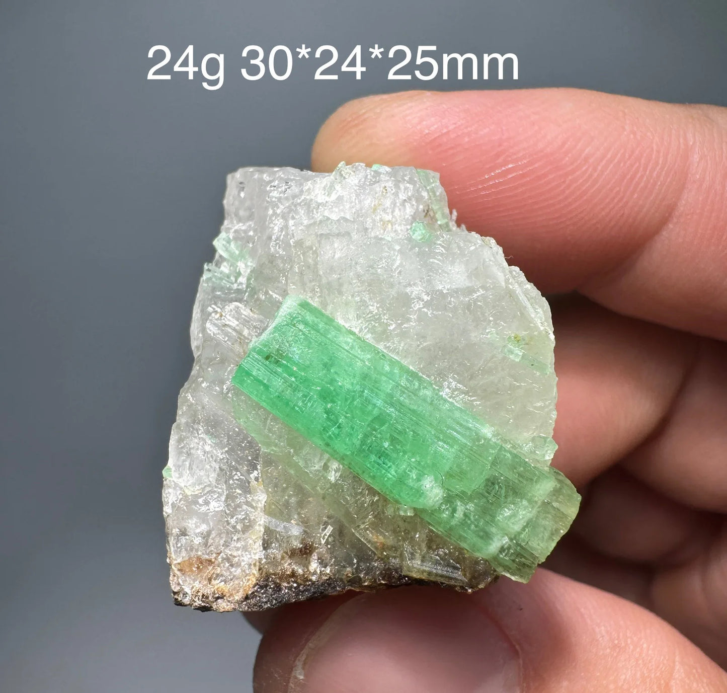 Natürliches Smaragd-Mineralienexemplar + heilende Quarzkristalle und Steine, Felsen, Edelstein