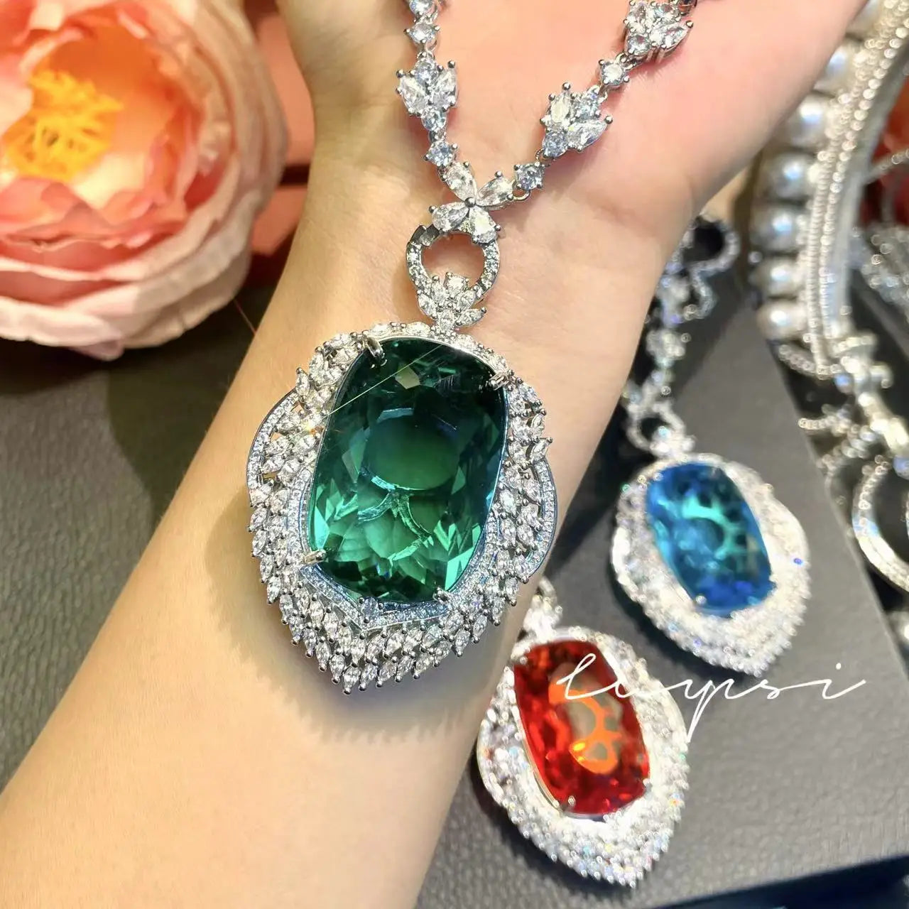 New high-end aquamarine pendant light luxury full of diamonds heavy industry design Fanta color treasure emerald pendant necklac