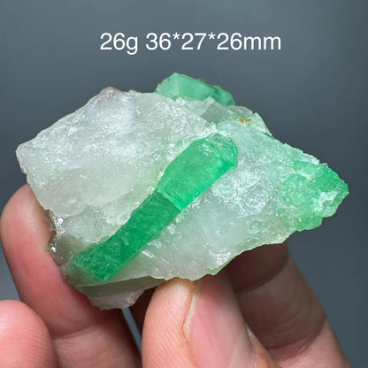 Natürliches Smaragd-Mineralienexemplar + heilende Quarzkristalle und Steine, Felsen, Edelstein