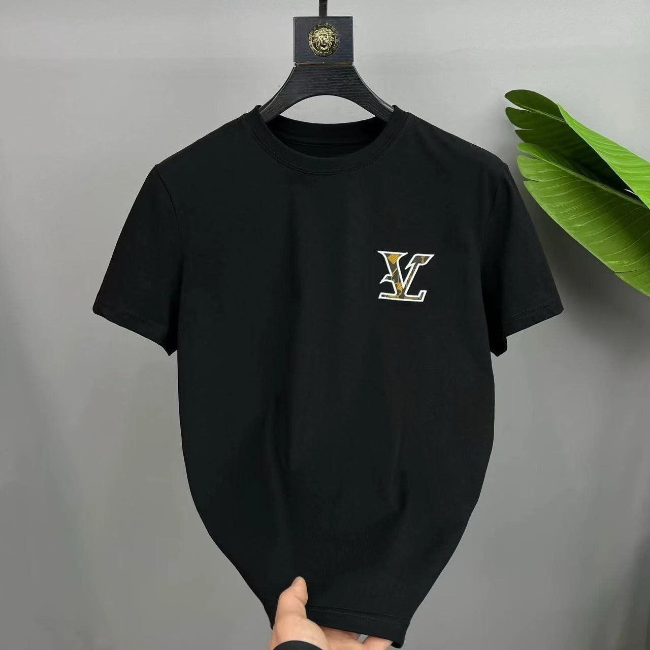 The 2025 New Summer Men's Short-sleeved, Fashionable, Figure-hugging Round-neck T-shirt Is of High-end and Light Luxury