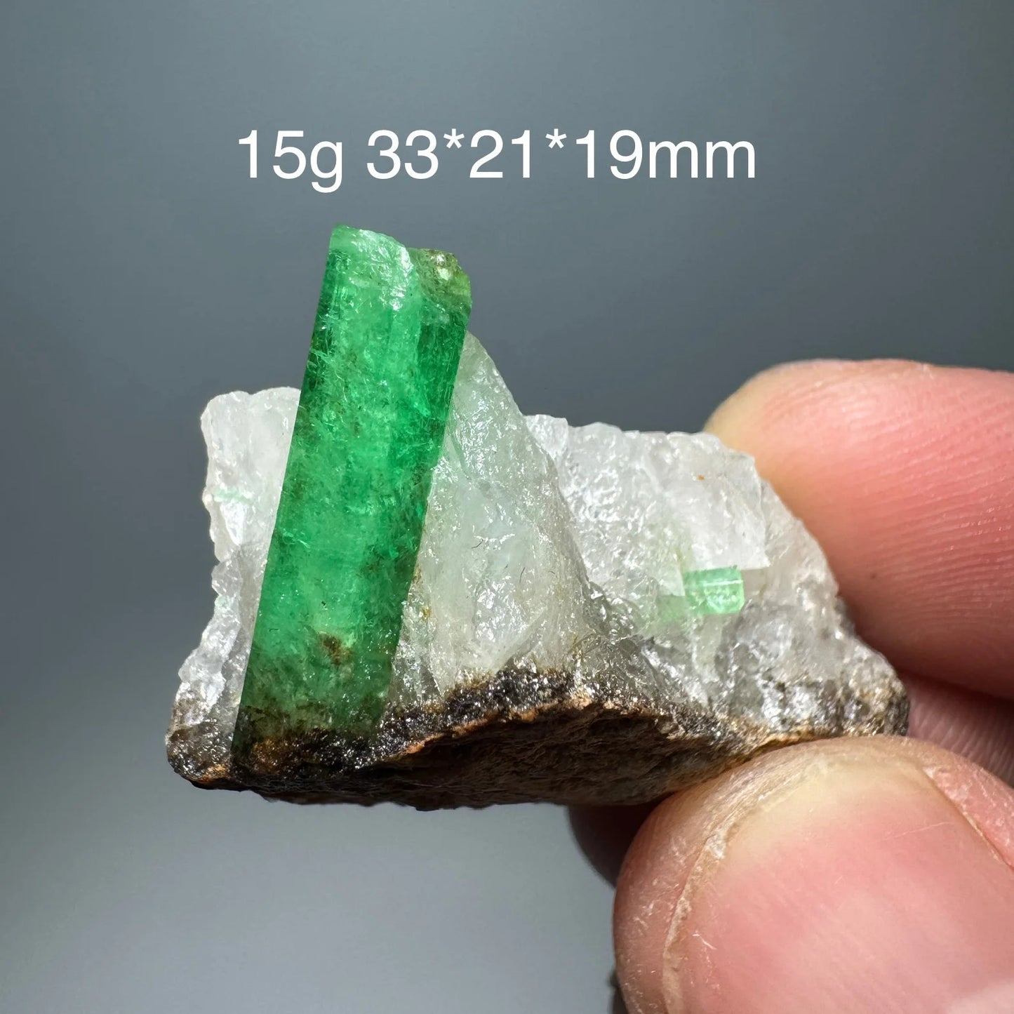 Natürliches Smaragd-Mineralienexemplar + heilende Quarzkristalle und Steine, Felsen, Edelstein