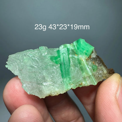 Natürliches Smaragd-Mineralienexemplar + heilende Quarzkristalle und Steine, Felsen, Edelstein