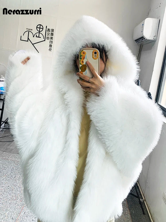 Nerazzurri Herbst Winter Oversized Weiß Schwarz Warmer Zotteliger Kunstpelzmantel Damen mit Kapuze Locker Lässig Flauschige Jacke 2023