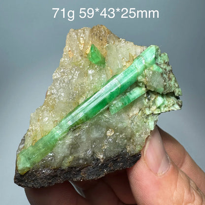Natürliches Smaragd-Mineralienexemplar + heilende Quarzkristalle und Steine, Felsen, Edelstein