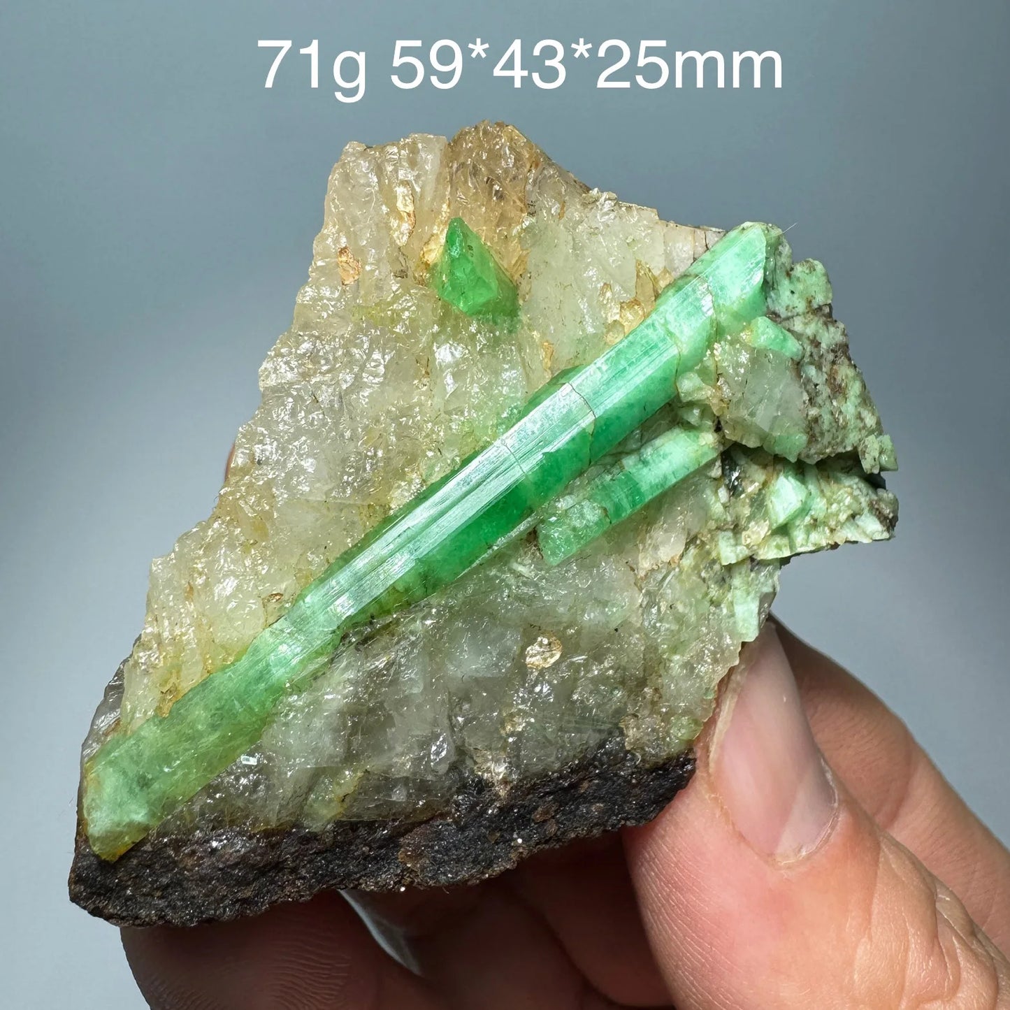 Natürliches Smaragd-Mineralienexemplar + heilende Quarzkristalle und Steine, Felsen, Edelstein