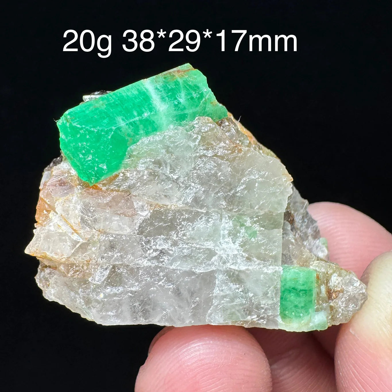 Natürliches Smaragd-Mineralienexemplar + heilende Quarzkristalle und Steine, Felsen, Edelstein