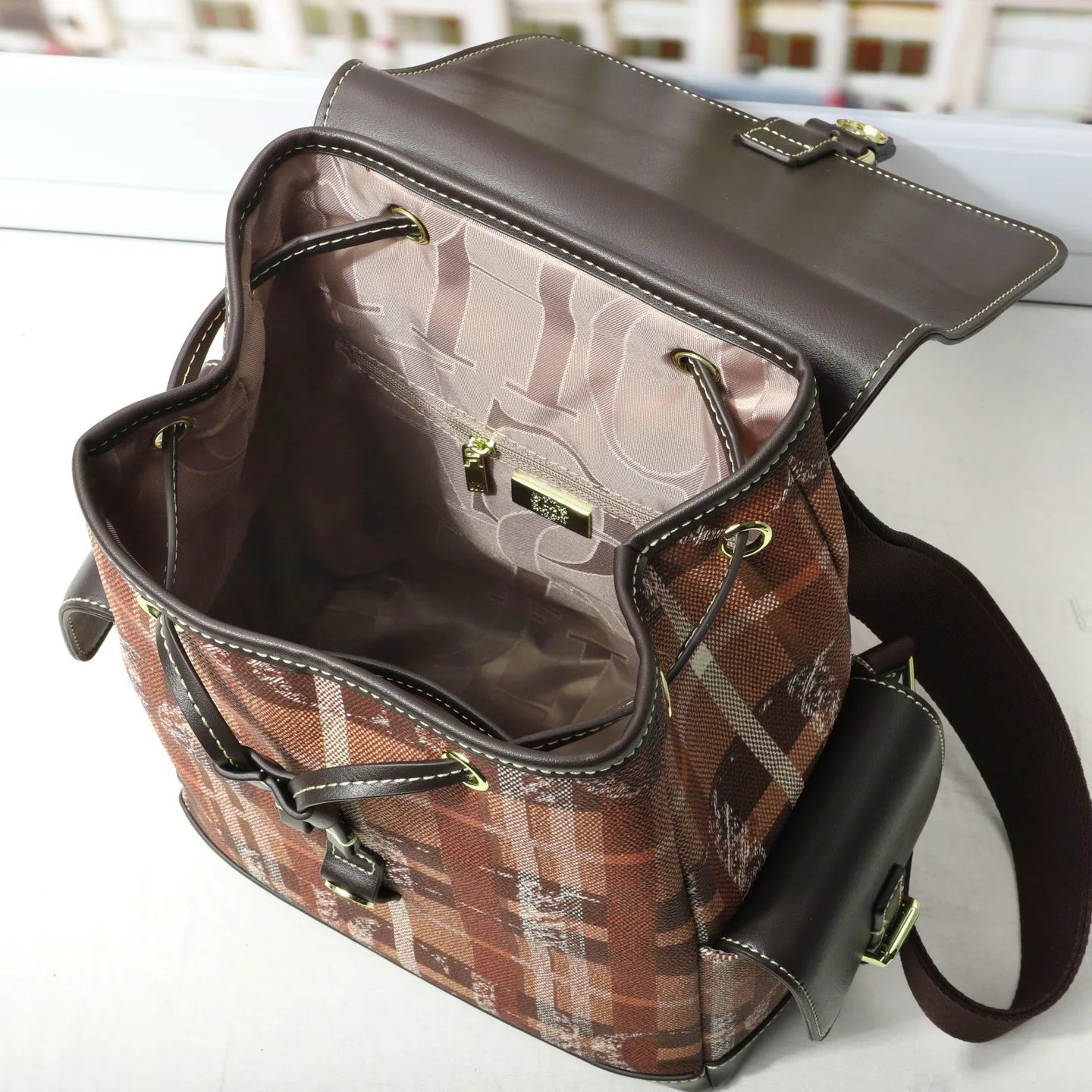 CH Fashion Color-Block Backpack Versatile Date-Night Backpack Preppy College-Style Student Book Bag Luxury-Inspired Women's Bag
