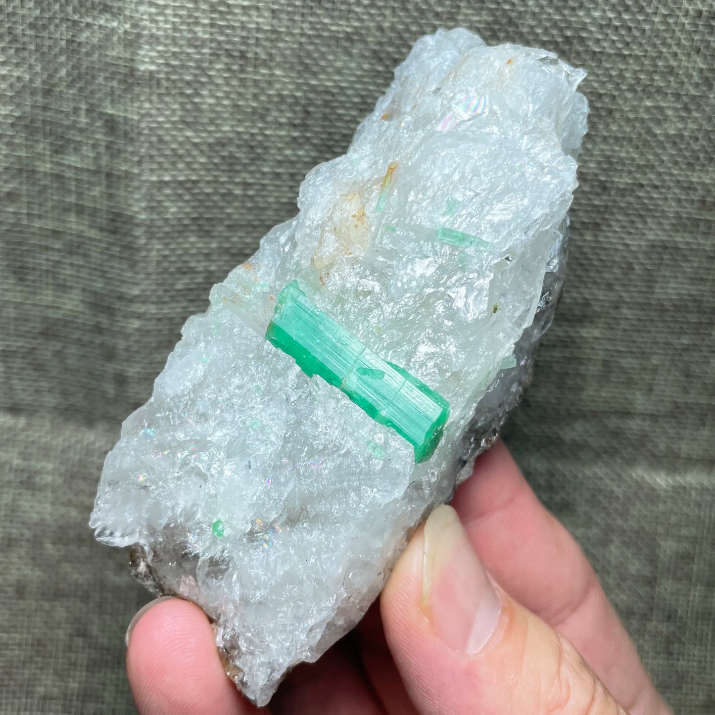 Natürliches Smaragd-Mineralienexemplar + heilende Quarzkristalle und Steine, Felsen, Edelstein