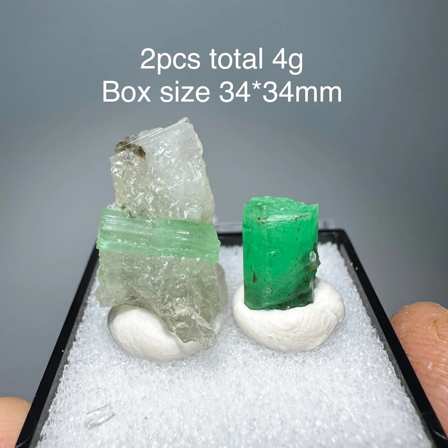 Natürliches Smaragd-Mineralienexemplar + heilende Quarzkristalle und Steine, Felsen, Edelstein