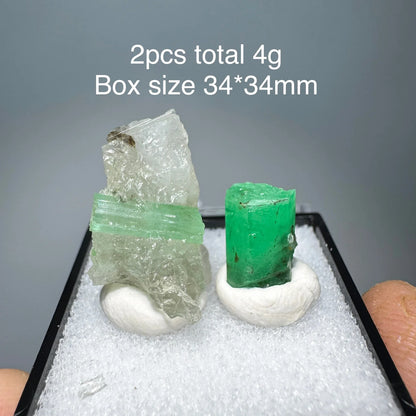Natürliches Smaragd-Mineralienexemplar + heilende Quarzkristalle und Steine, Felsen, Edelstein