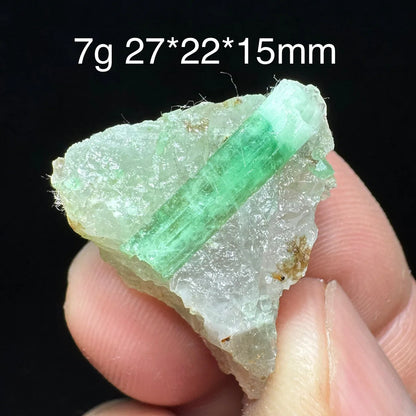 Natürliches Smaragd-Mineralienexemplar + heilende Quarzkristalle und Steine, Felsen, Edelstein