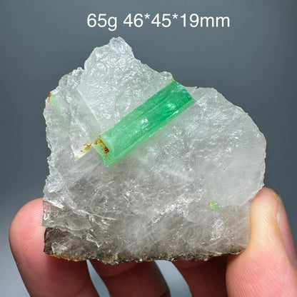 Natürliches Smaragd-Mineralienexemplar + heilende Quarzkristalle und Steine, Felsen, Edelstein