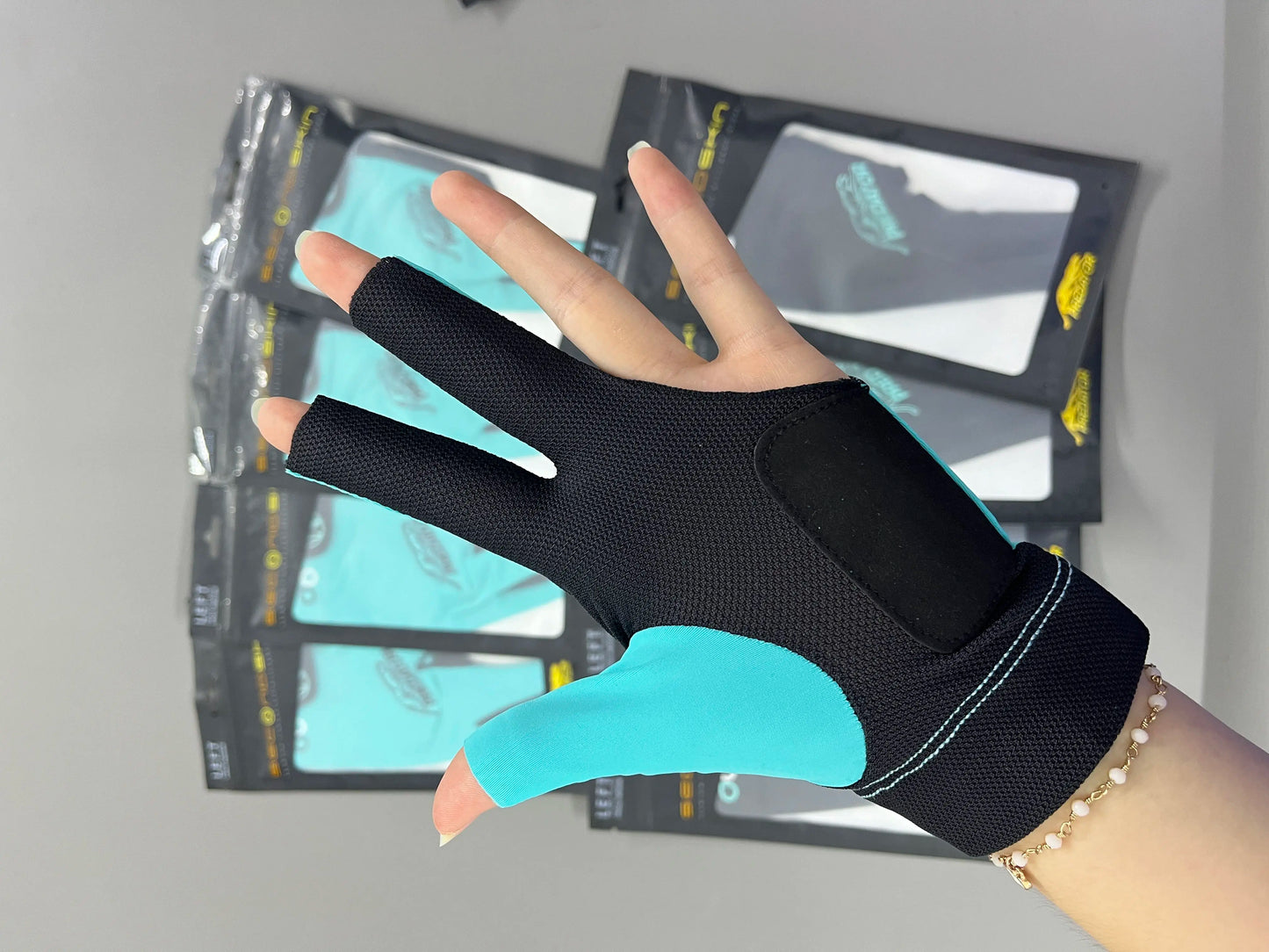 PREDATOR Billiard Gloves with Orginal Left hand Three-finger Professional Pool Cue Snooker Cue Gloves for Billiard Accessory