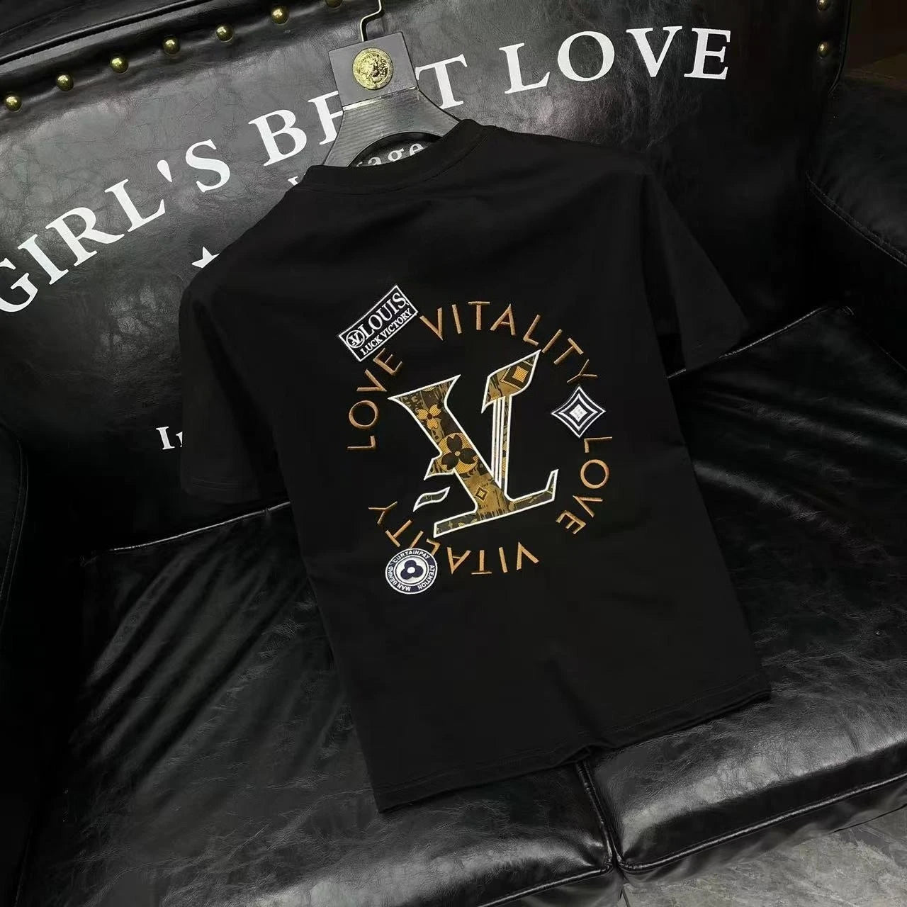 The 2025 New Summer Men's Short-sleeved, Fashionable, Figure-hugging Round-neck T-shirt Is of High-end and Light Luxury